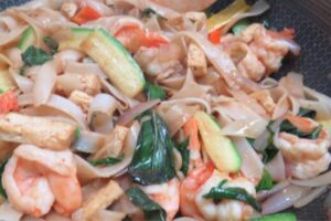 pad kee mao recipe with basil leaves and veggies