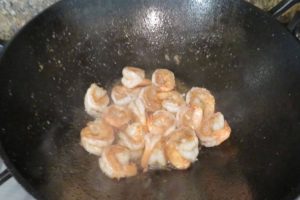 Fry the shrimp