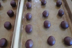 make balls for the chocolate cookies with cream filling