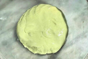 dough made with glutinous rcie flour, tapioca flour and pandan juice