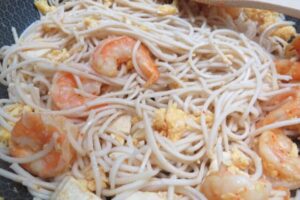 pad thai with shrimp in a wk