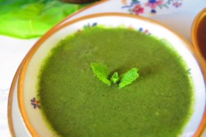 serve the mint chutney in a bowl