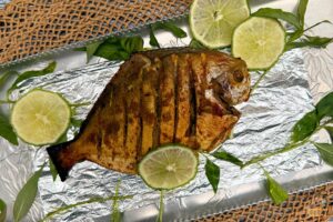 baked pomfret recipe with lime wedges