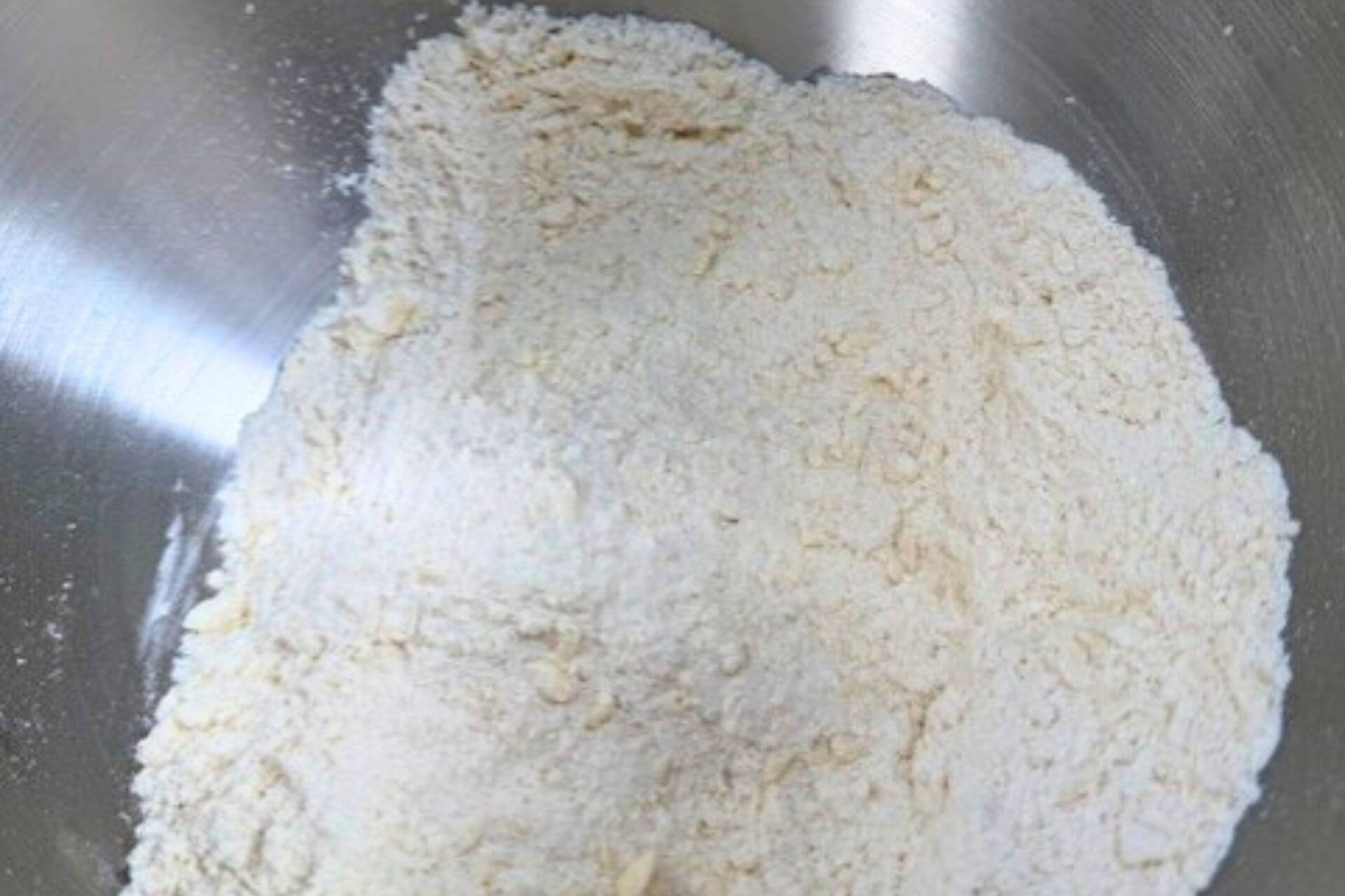flour mixture resembles bread crumbs