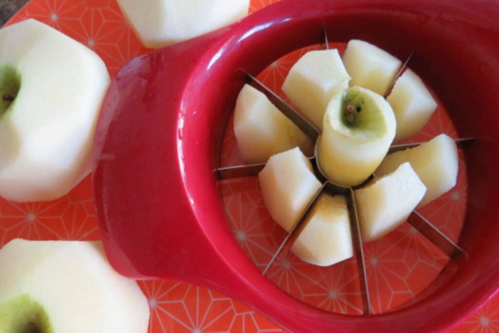 cored and peeled apple slices