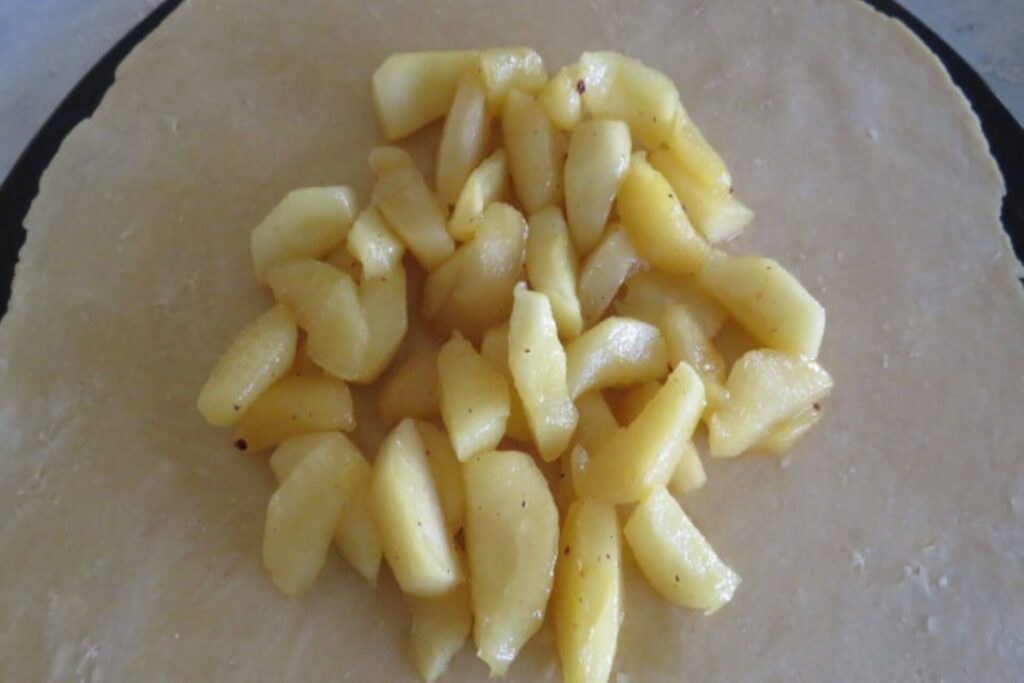 cooked apple slices on the crust