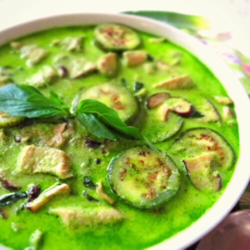 green curry recipe with chciken in a bowl