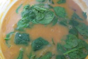 Spinach with the red lentil soup stock